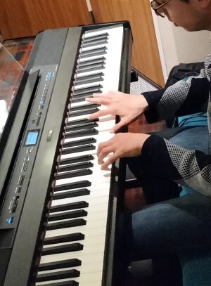 Amr op de piano.