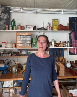 Simone repareert al ruim 25 jaar strijkstokken.