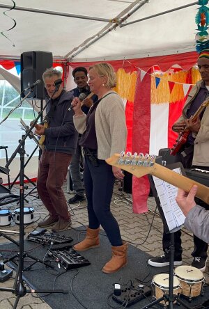 Bewoners en begeleiders van het AZC