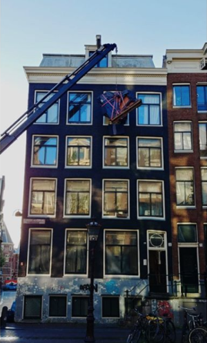 De plaatsing van een van de vleugels.