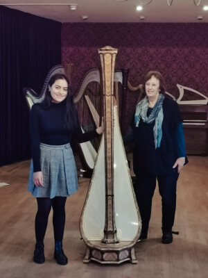 Dafne samen met docente Erika Waardenburg en de Salvi-harp.
