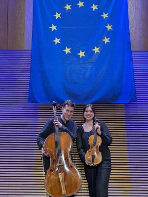 Antonio en Alyssa presenteren met trots de instrumenten die zij in bruikleen hebben van het muziekinstrumentenfonds.