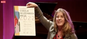 Francien Schatborn reikte afgelopen 15 januari 2022 de oorkonde van de Coosje Wijzenbeek Prijs uit (livestream).