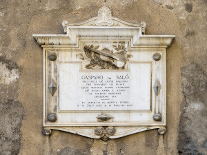 Herdenkingsplaat bij de kerk van San Giuseppe in Brescia.