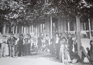 Europese immigranten poseren voor een foto op de centrale binnenplaats van de Hospedaria de Imigrantes de São Paulo, ca. 1890
