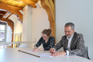 Maria en Frits Schutte tekenen de bruikleenovereenkomst. Nu is de bruikleen officieel!