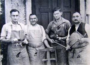 Hermann (a) en Berthold (c), met hun resp. zonen. Foto met dank aan familie Pfretzschner, Markneukirchen