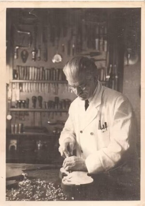 Jan W. Lindeman in zijn werkplaats. Foto: anoniem
