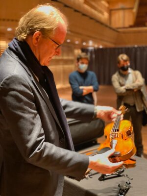 Kees Koelmans, lid van de Instrumentencommissie, bekijkt de Guadagnini-viool.