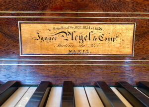 Cartouche van de Pleyel uit de collectie van het Muziekinstrumentenfonds