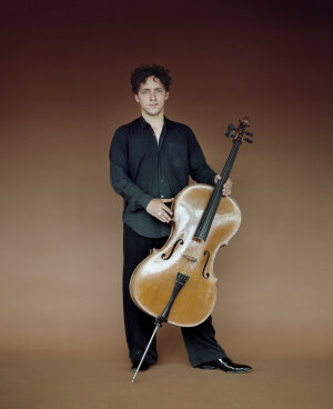 Pieter met de Cuypers-cello. Fotografie door Nina Schollaardt