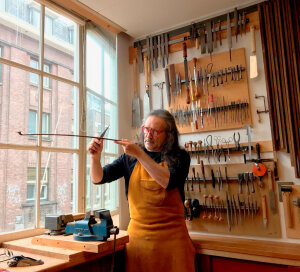 Louis Emilio Rodriguez Carrington in zijn atelier in Den Haag.