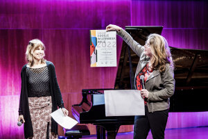 Francien Schatborn reikt de prijs uit tijdens het Nederlands Vioolconcours 2022. © Foppe Schut